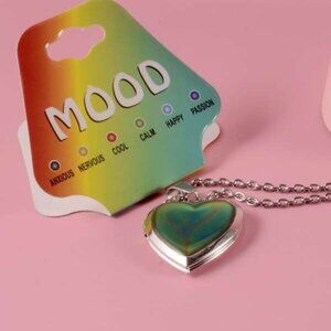 Mood Color changing heart shaped locket necklace NWT